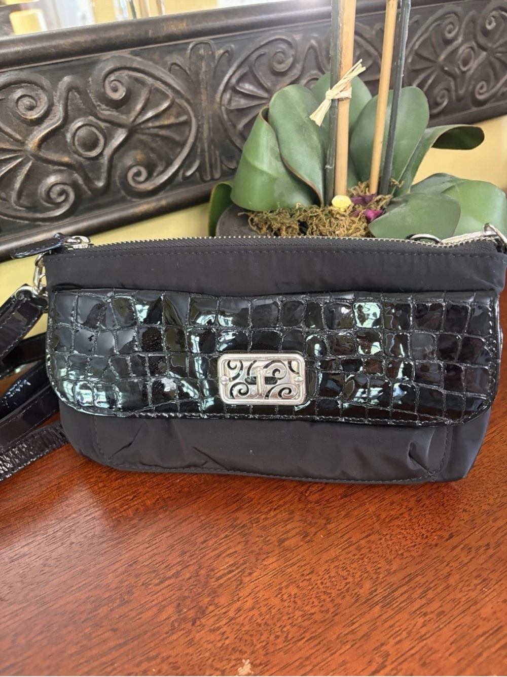 Brighton black crossbody bag patent crocodile-embossed
Leather Flap